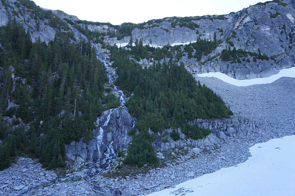The waterfall route to the lowest La Bohn lake is snow-free