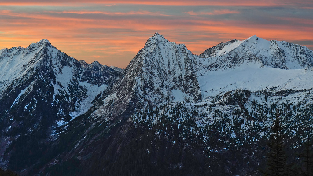 Mt Loop peaks before sunrise