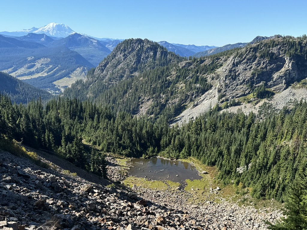 View of Cave Ridge and the Commonwealth Basin while approaching Red Pass